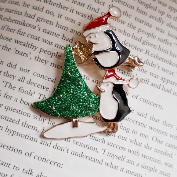 Vintage enamel Christmas tree and penguins brooch - Picture 3 of 10